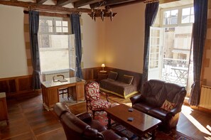 Télévision, cheminée, lecteur de DVD