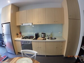 Frigorífico, microondas, horno y placa de cocina