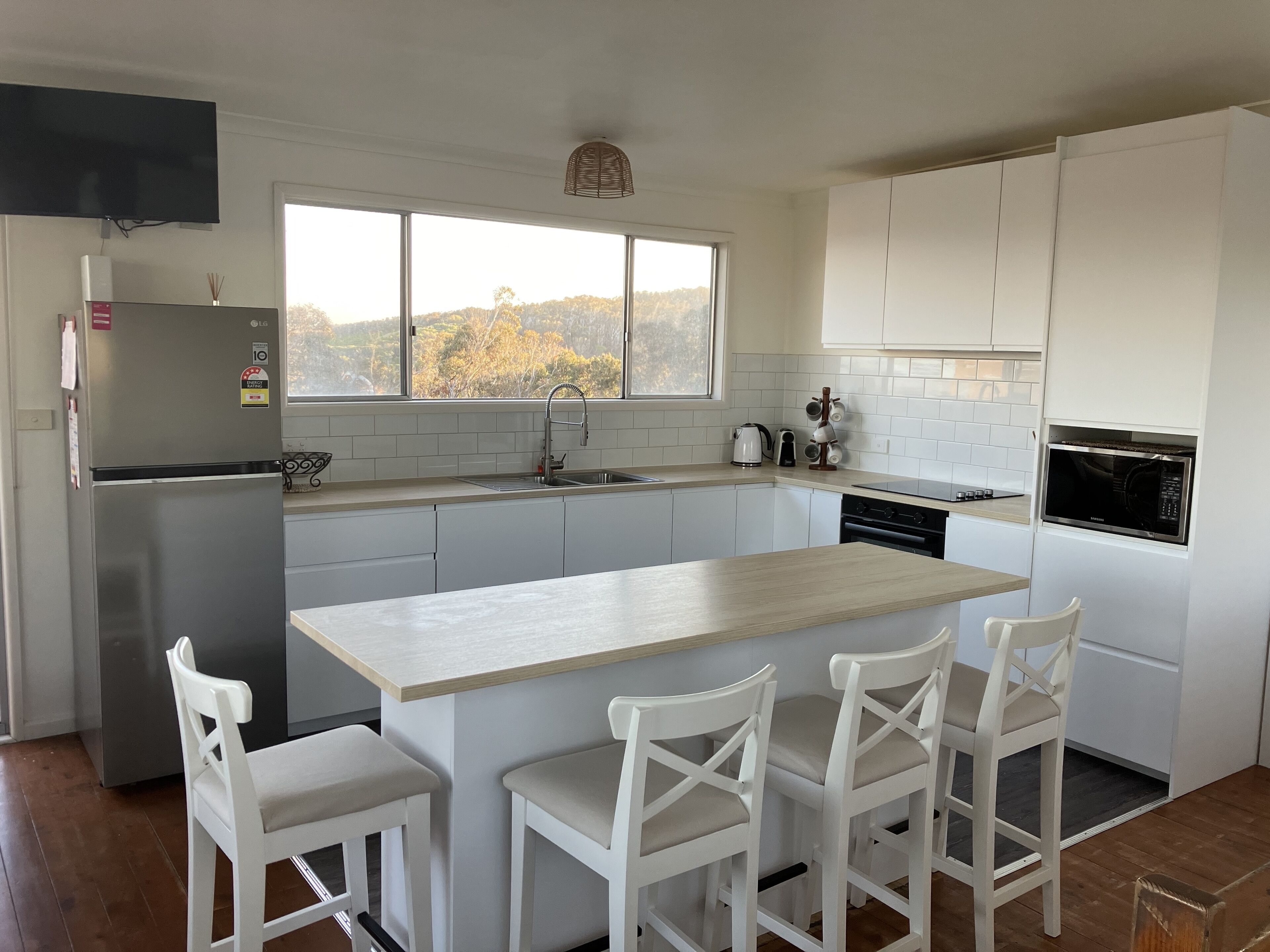 Dine in kitchen