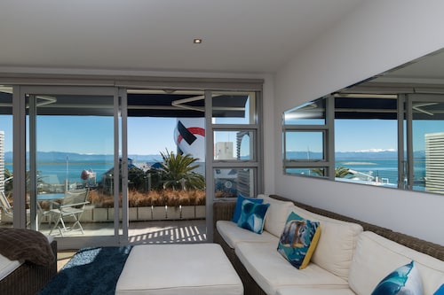 Latitude Apartment - The perfect treat for two on Nelson's Waterfront!