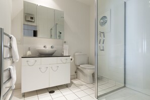 Dusche, Haartrockner, Handtücher, Toilettenpapier