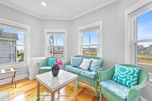 Smart TV, fireplace, DVD player