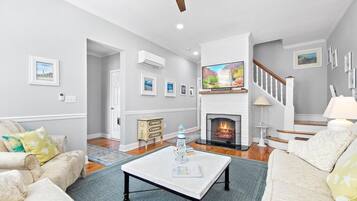 Smart-tv, eldstad och dvd-spelare