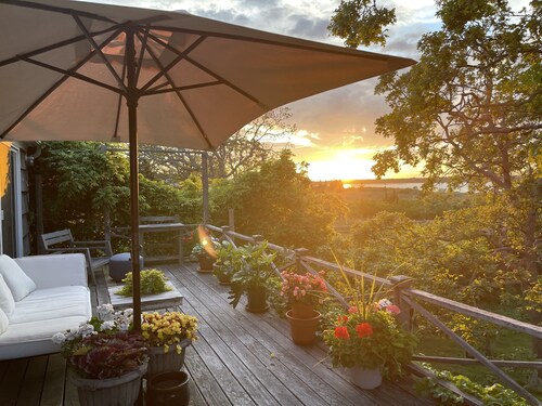 CHARMING WATERFRONT ENGLISH COTTAGE WITH PRIVATE BAY BEACH IN A NATURE PRESERVE 