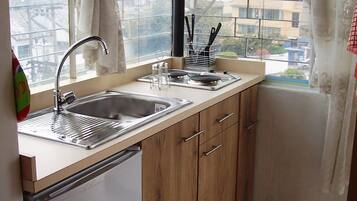 Réfrigérateur, micro-ondes, plaque de cuisson, cafetière/bouilloire