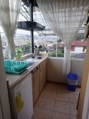 Refrigerador, microondas, parrilla de estufa y cafetera y tetera