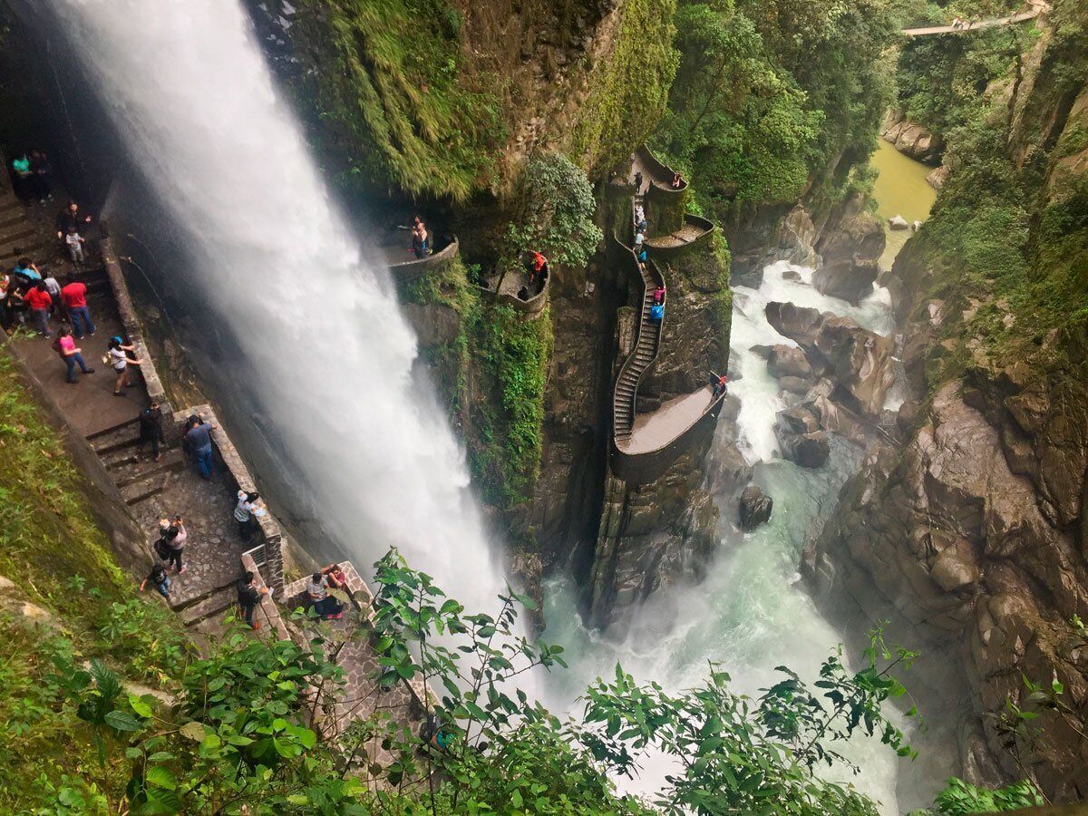 Une cascade avec une plateforme d’observation et des marches menant à l’eau.