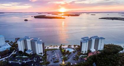 Sanibel Harbour Resort Bay View Tower 535: Beachfront vacation retreat with stunning sunset views.