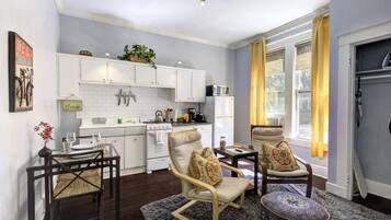 Frigorífico, microondas, horno y placa de cocina