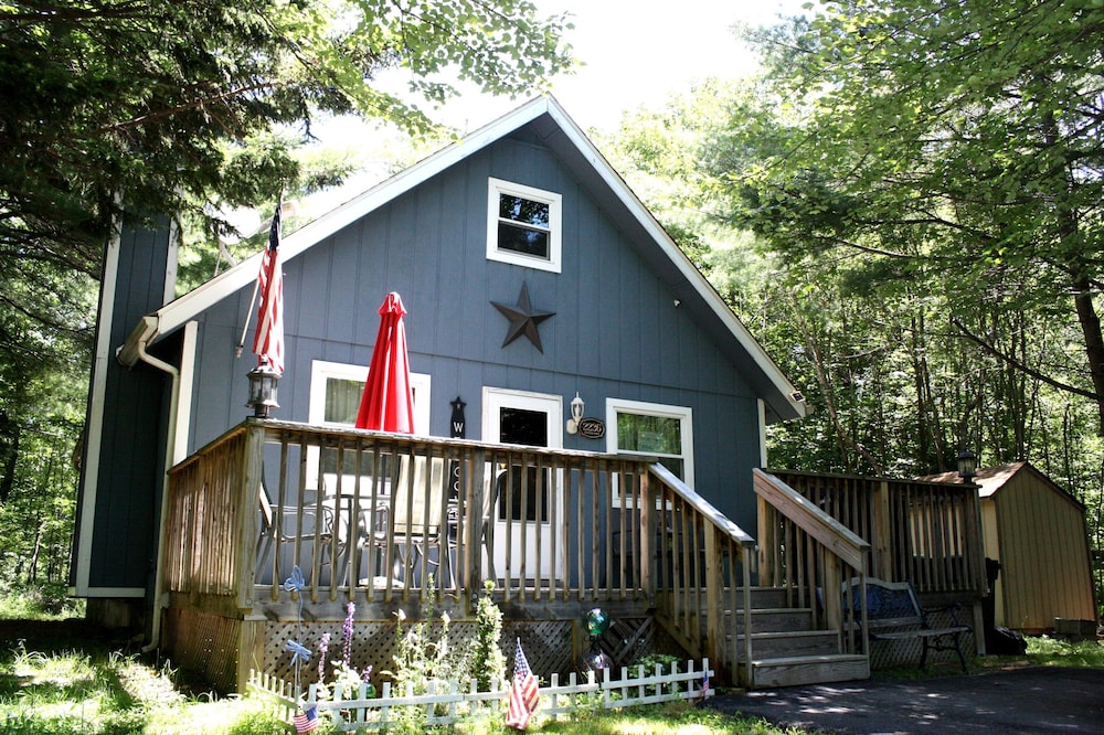 COZY & CLEAN! 2 BR Pocono MTN Chalet w GREAT location!
