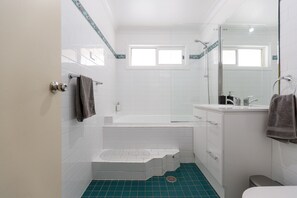 Combined shower/bathtub, hair dryer, towels, soap