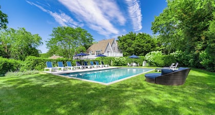 Stunning House: Tenis y piscina en la sección de Southampton Estate