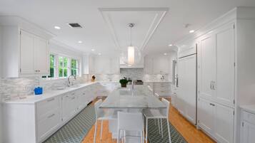 Jääkaappi, mikroaaltouuni, uuni, liesi