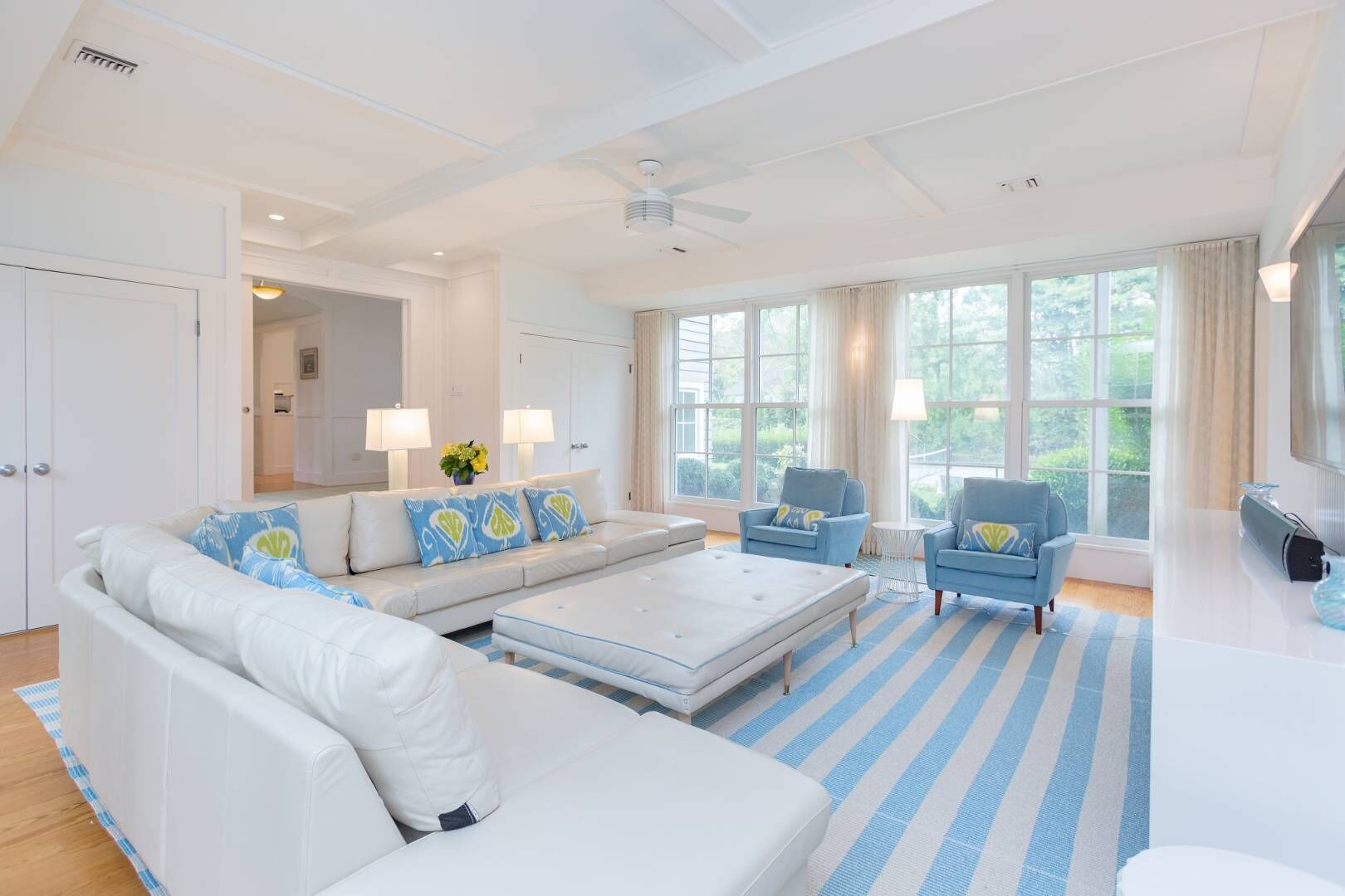 Älytelevisio, takka, DVD-soitin, pöytäjalkapallopöytä