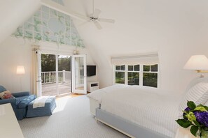 6 bedrooms, desk, iron/ironing board, travel cot