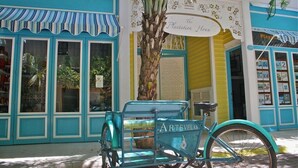 A turquoise bicycle parked in front of a building with a sign reading "The Plantation House." - Plantation House - Ocean view - Family and pet friendly (Playa del Carmen)
