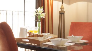 A breakfast tray with croissants, a glass of orange juice, and a vase of flowers on a table. - Beautiful And Central House For Up To 8 Guests (Cordoba)