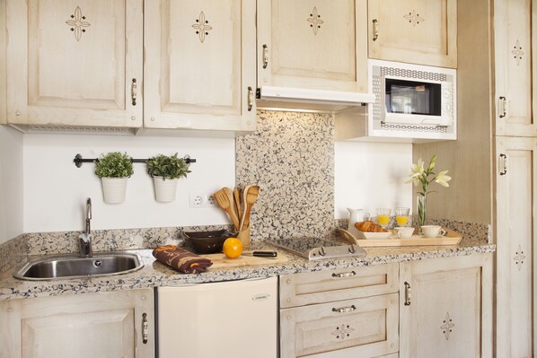 Fridge, microwave, stovetop, coffee/tea maker