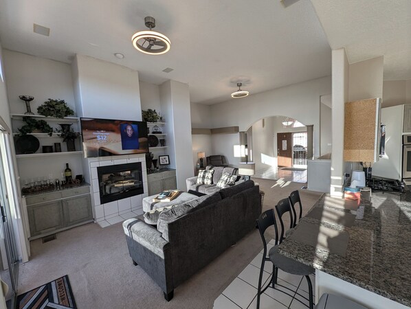 Älytelevisio, takka, pöytäjalkapallopöytä, pöytätennispöytä