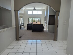 Älytelevisio, takka, pöytäjalkapallopöytä, pöytätennispöytä