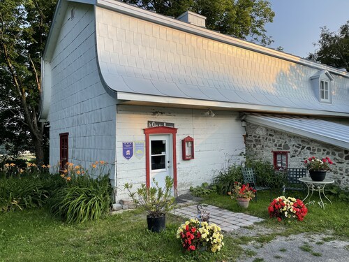 Rustic 300 y/o Cottage in ♥ of Historical Paradise