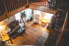 Interior - Rustic 300 y/o Cottage in ♥ of Historical Paradise (Château-Richer)