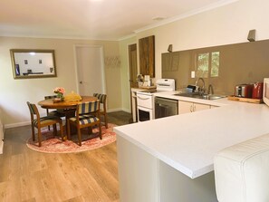 Jääkaappi, mikroaaltouuni, uuni, liesi