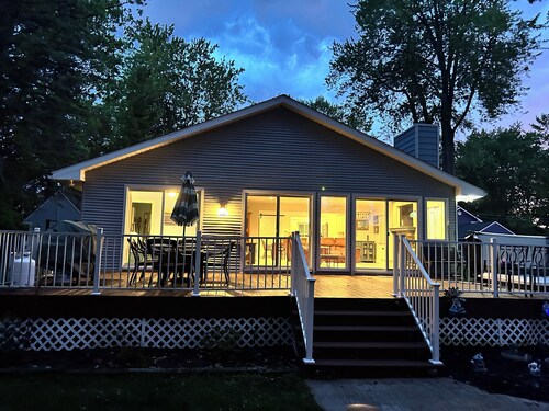 Lakefront House close to Ann Arbor!