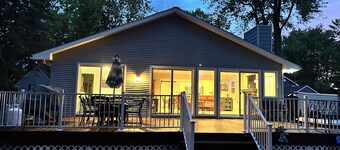 Lakefront House close to Ann Arbor!