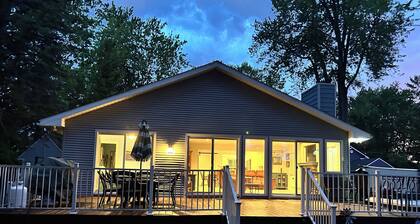 Lakefront House close to Ann Arbor!