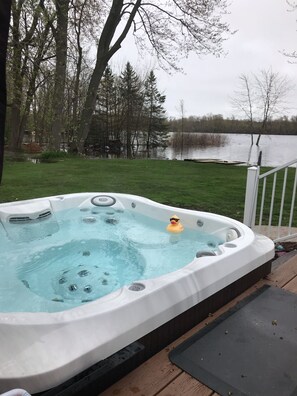 Outdoor spa tub - Lakefront House close to Ann Arbor! (Whitmore Lake)
