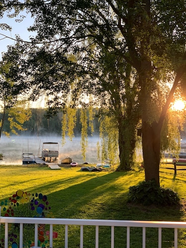 Lakefront House close to Ann Arbor!