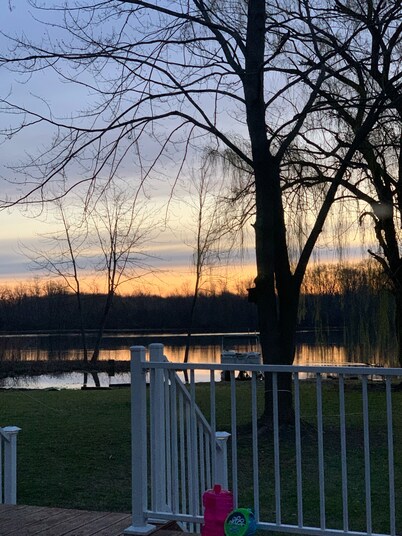 Lakefront House close to Ann Arbor!