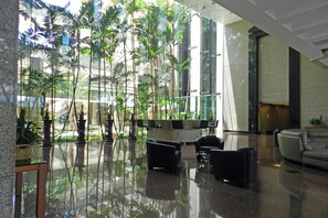Lobby - Spectacular High Floor, Fully Furnished 2 Bdrm/2.5 bath With Ocean & City Views (Honolulu)