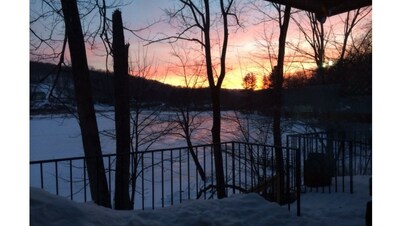 Private Lakefront Cottage, Fish, Row, Panoramic Lake Views.
Pet Friendly!