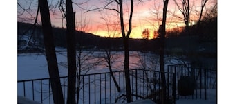 Private Lakefront Cottage, Fish, Row, Panoramic Lake Views.
Pet Friendly!