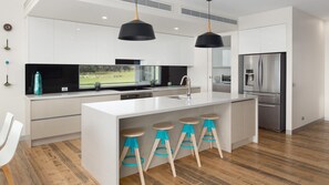 Køleskab, mikrobølgeovn, ovn, kogeplade