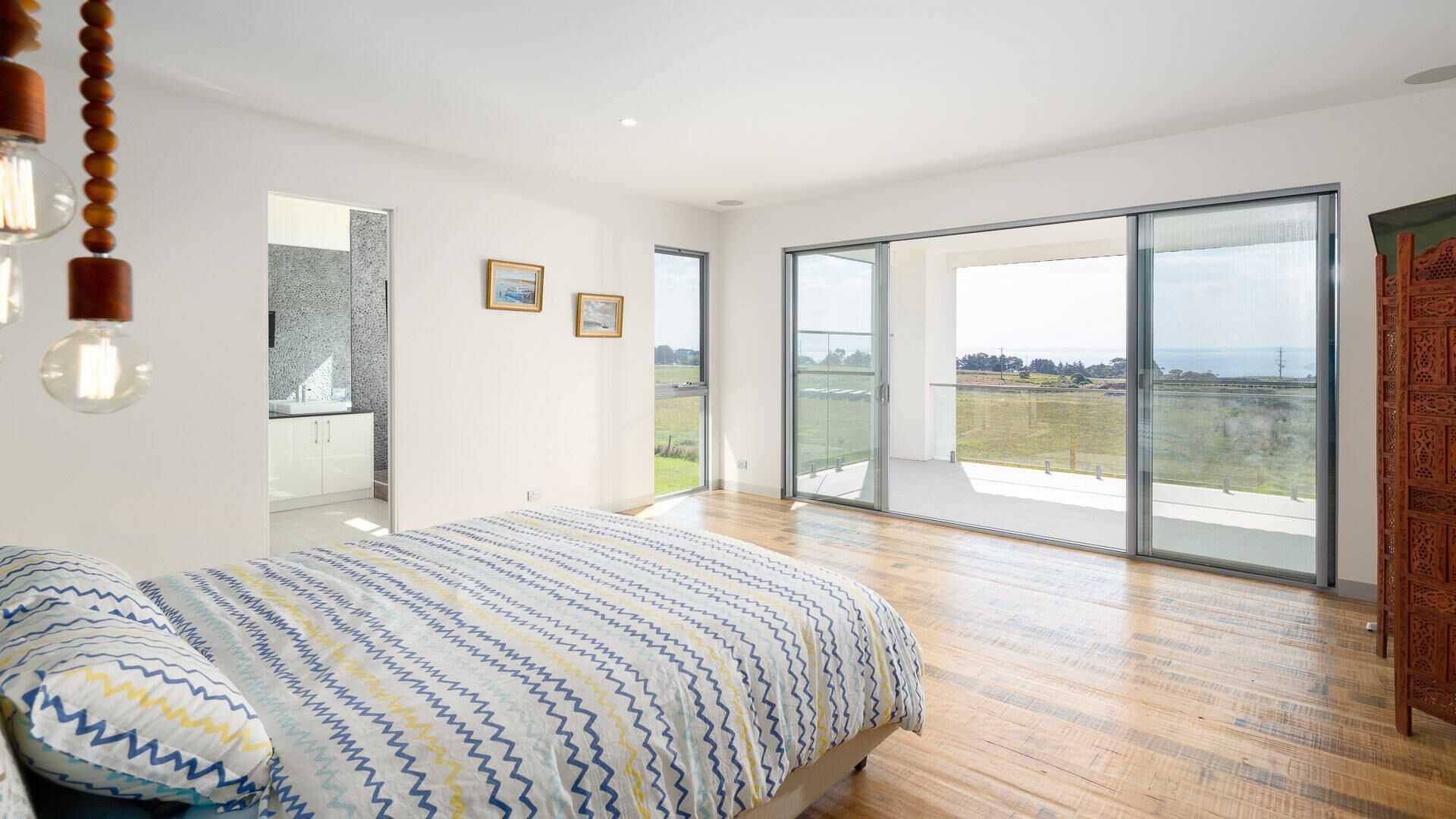 6 habitaciones, tabla de planchar con plancha, cuna de viaje y internet 