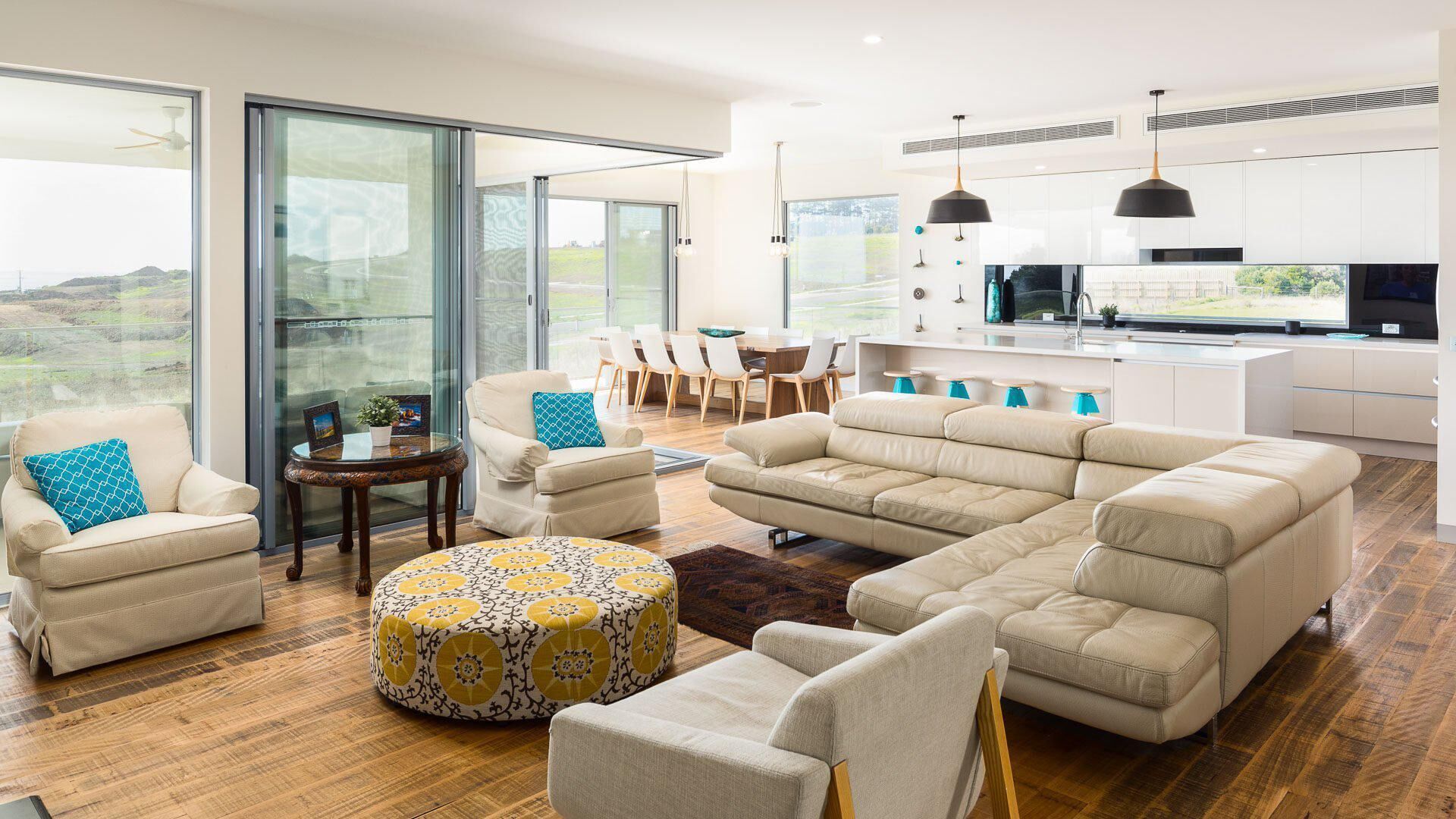 Televisio, takka, DVD-soitin, pöytätennispöytä