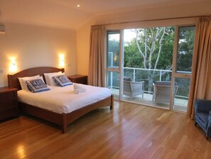 4 bedrooms, desk, iron/ironing board, WiFi