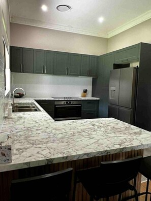 Een koelkast, een microgolfoven, een oven, een kookplaat