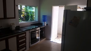 Fridge, microwave, oven, stovetop - Guaecá Beach, on the field, almost standing on the sand with sea view (São Sebastião)