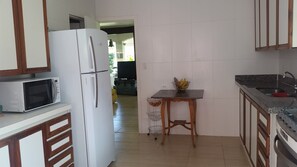 Fridge, microwave, oven, stovetop - Guaecá Beach, on the field, almost standing on the sand with sea view (São Sebastião)