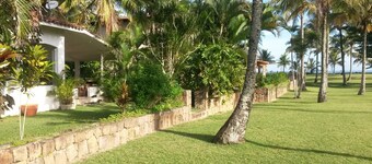 Guaecá Beach, on the field, almost standing on the sand with sea view
