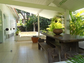 Outdoor dining - Guaecá Beach, on the field, almost standing on the sand with sea view (São Sebastião)