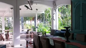 Outdoor dining - Guaecá Beach, on the field, almost standing on the sand with sea view (São Sebastião)