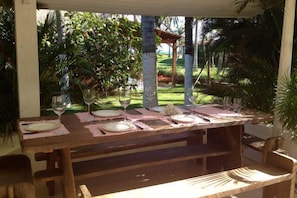 Outdoor dining - Guaecá Beach, on the lawn, almost on the sand, with a view of the sea. (São Sebastião)