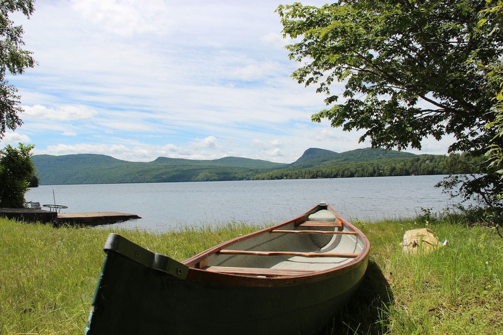 Beautifully Renovated Classic Vermont Lake View Cottage