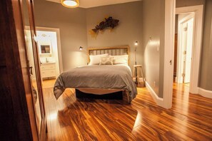 2 bedrooms, iron/ironing board, free WiFi - Artist Apartment - 2 Bedrooms, 2 Bathrooms - Historic Butler Bank Residence (Hood River)