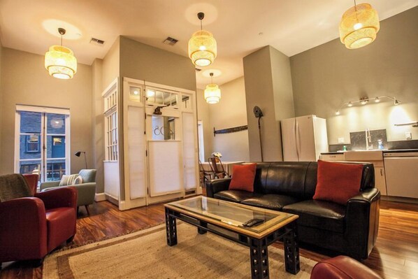 Smart TV - Artist Apartment - 2 Bedrooms, 2 Bathrooms - Historic Butler Bank Residence (Hood River)